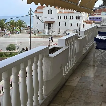 Catherine's Beachfront Apartment *